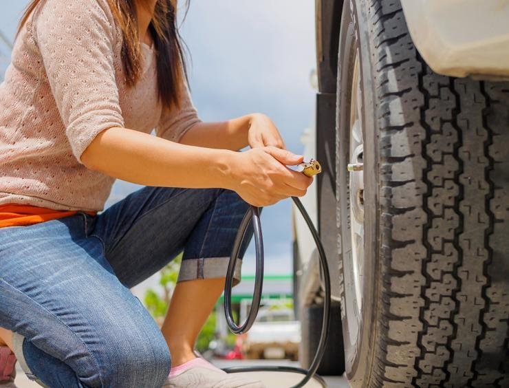 mulheres a verificar a pressão dos pneus