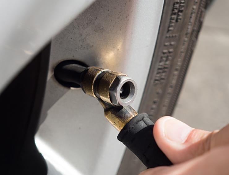É possível encher com ar normal um pneu previamente enchido com azoto?